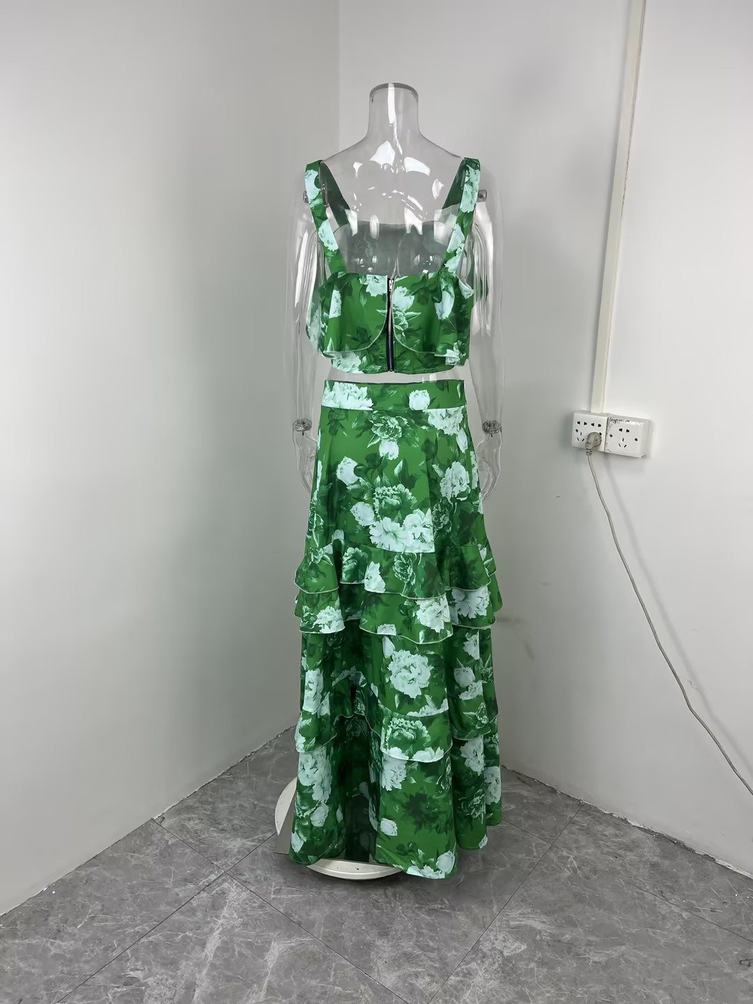 Elegant and Slim Ruffle Edge Cake Skirt Set